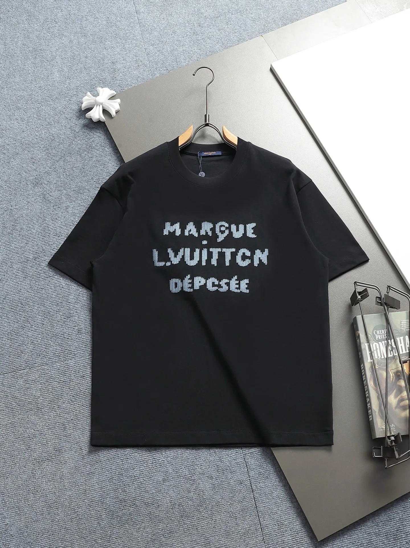 🅿️190 Louis Vuitton/Louis Vuitton English embroidery craftsmanship The large logo is exquisitely upgraded, inspired by the retro embroidery of the 1980s Original fabric Official same style Short-sleeved T-shirt 320g Same vat dyed fabric Very comfortable to the touch The latest brick cabinet synchronization for spring and summer Fashionable and individual Size: S M L XL